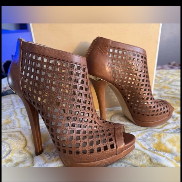 Michael Kors Graham Bootie - Luggage worn 3 times - Picture 1 of 2